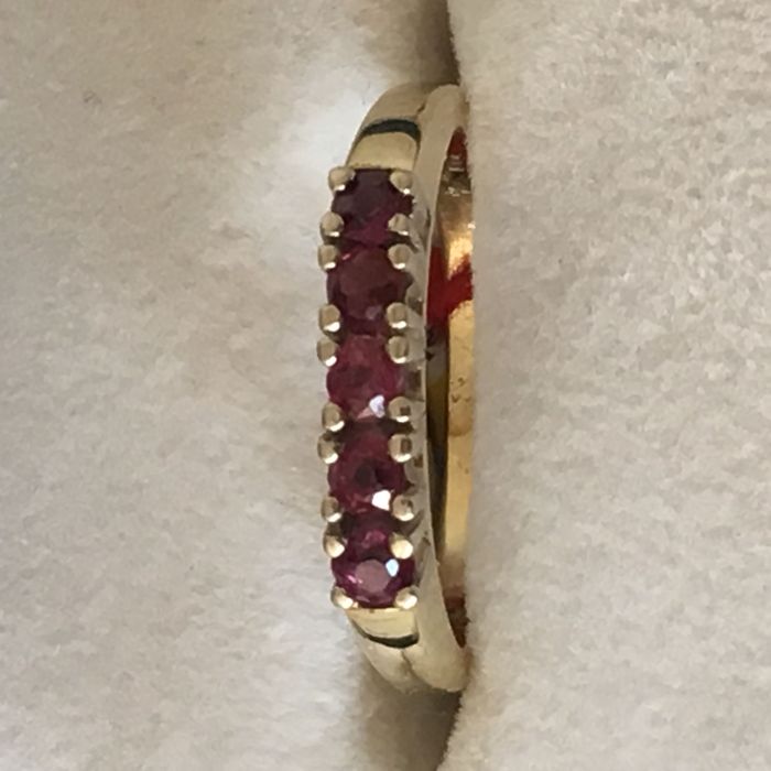 Złoty pierścionek z rubinami