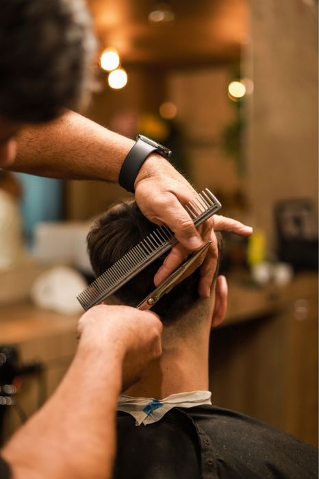 Безкоштовні стрижки в барбершопі .