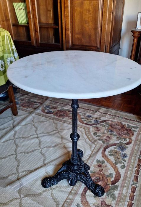 Mesa de apoio em mármore branco