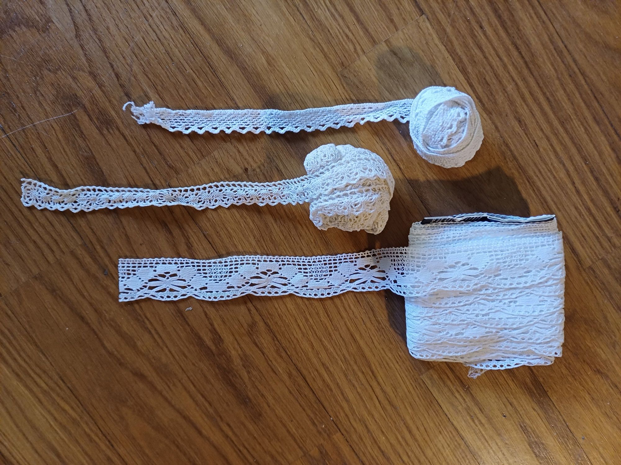 Conjunto de pequenas peças de crochet e bordas de renda