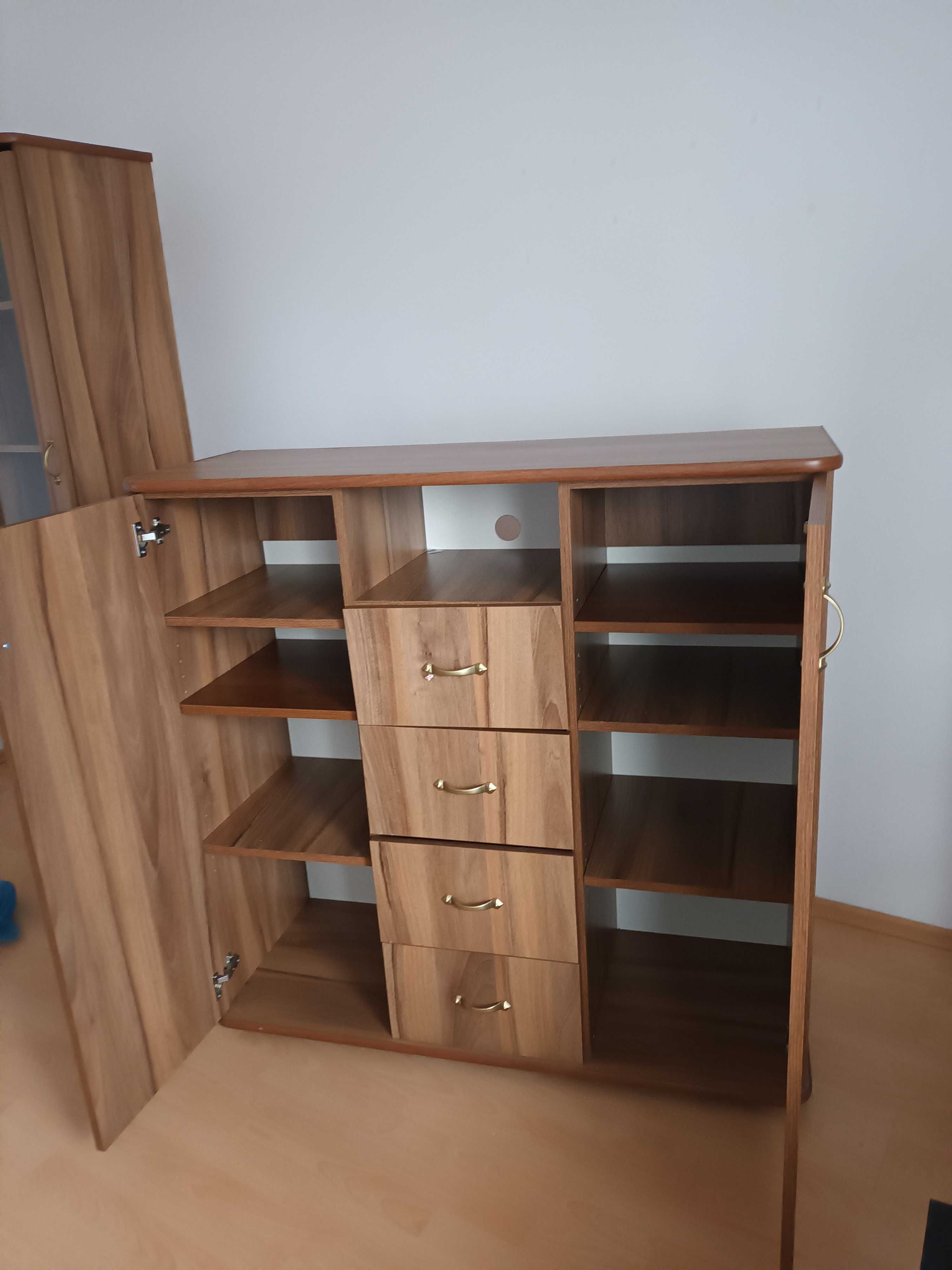 Regał + komoda używana do sprzedania, dobry stan.