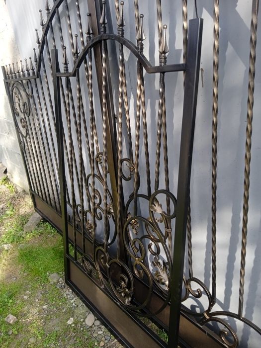 Продам нову браму для вашої оселі разом з завісами  колір чорний мат,,