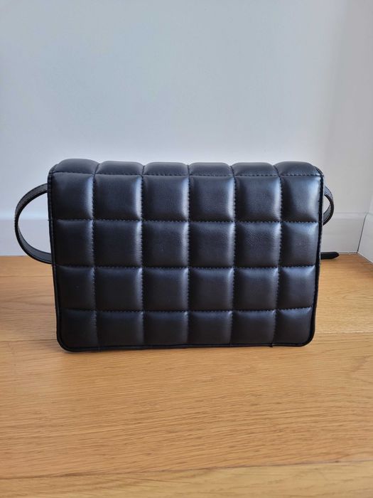 Czarna mała torebka na ramię pikowana