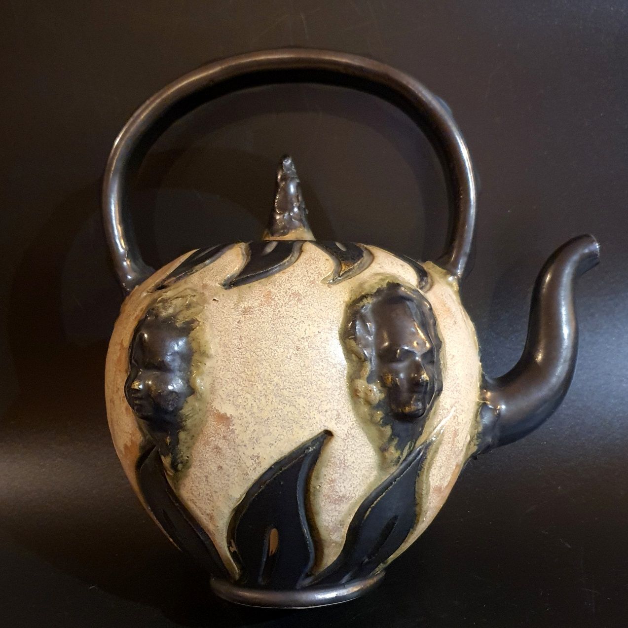 Czajnik stary Hublet 1930-40 ceramika artystyczna szkliwo czarne głowy
