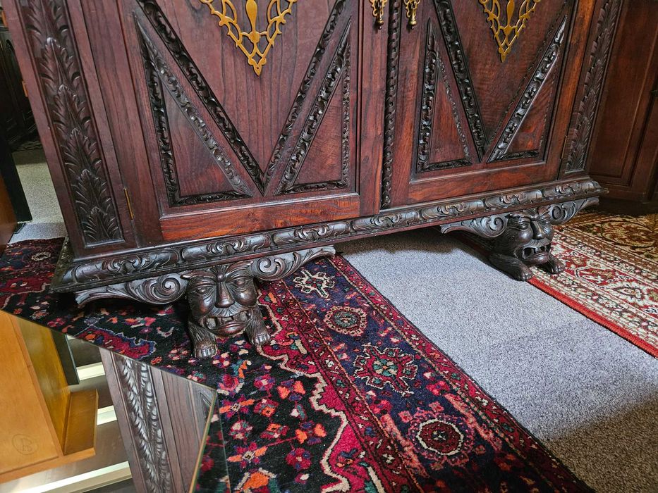 Móvel muito antigo em madeira maciça trabalhada - óptimo est