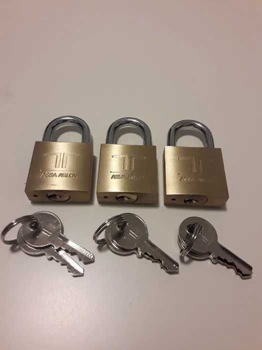 Três cadeados novos com a mesma chave