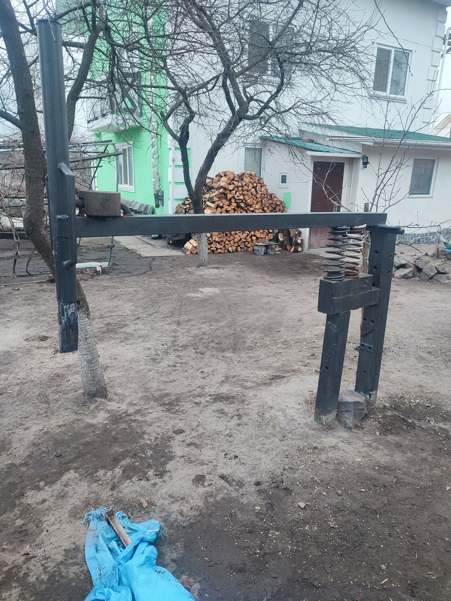 Дровокол колун инерційний.