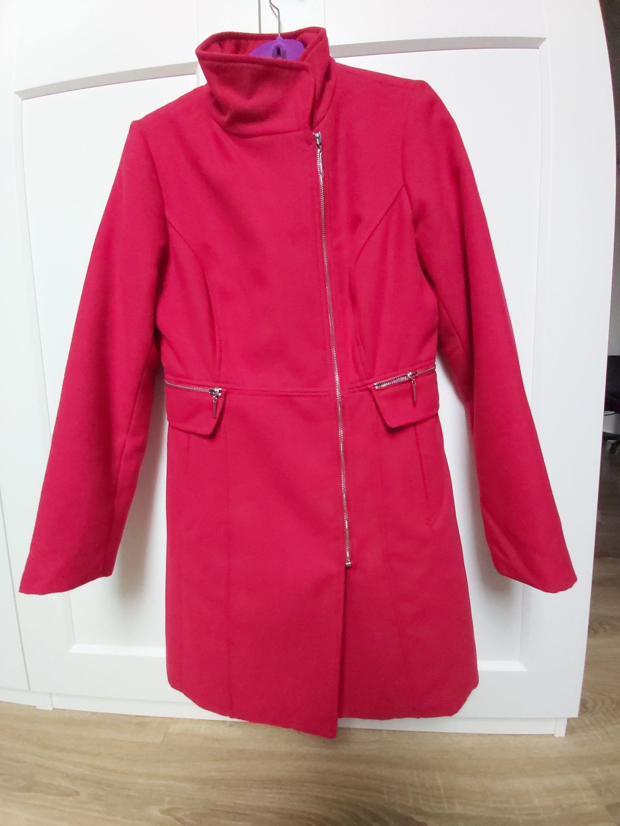 Czerwony taliowany płaszcz Mohito 40 jak nowy