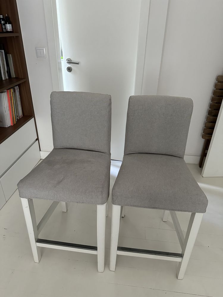 Duas cadeiras altas praticamente novas