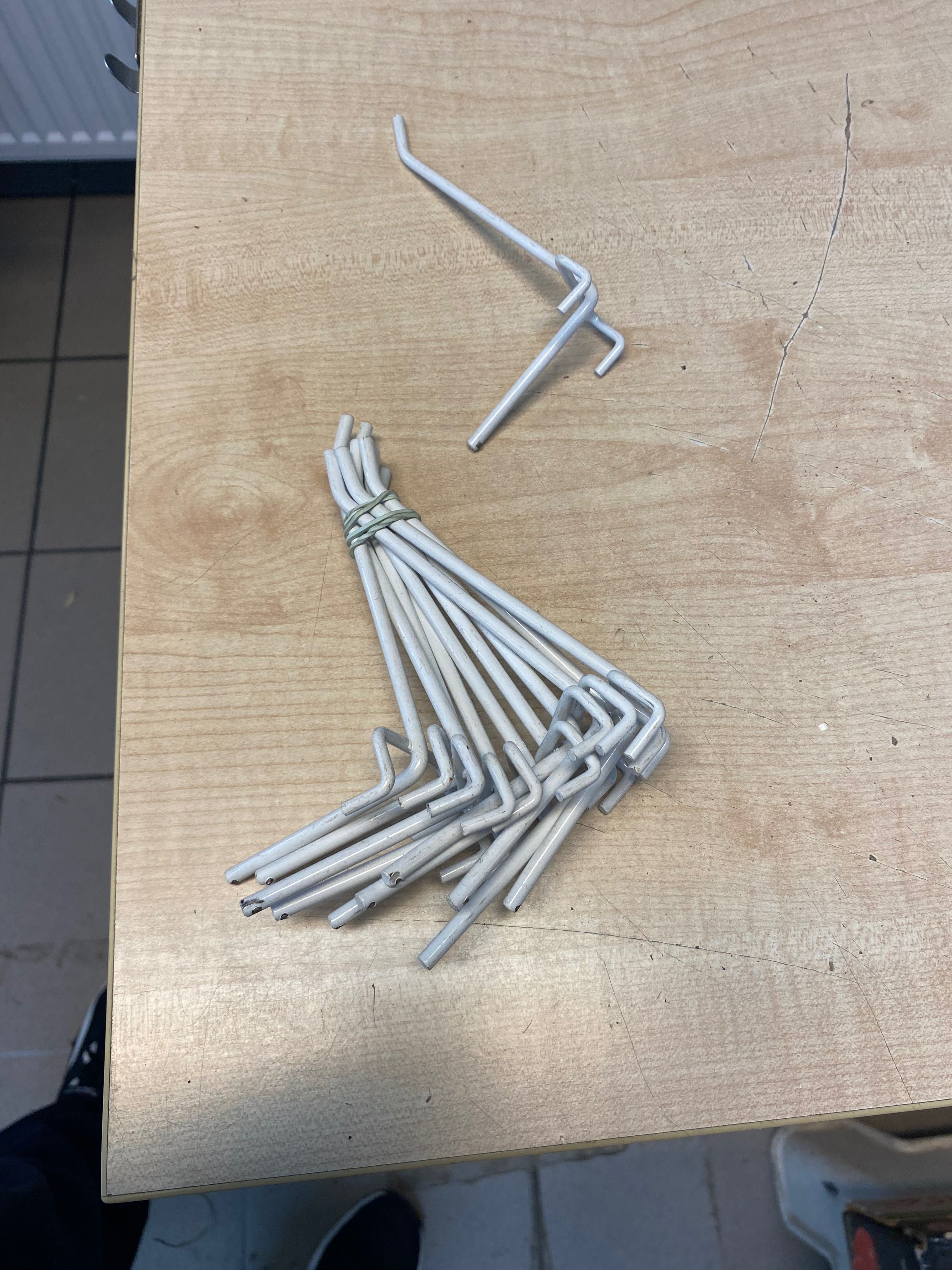 Haki haczyki zawieszki sklepowe na kratę białe 12 cm