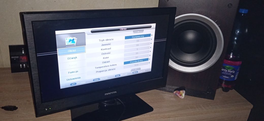 Telewizor 19"cali Manta do kryminału z paskiem na ekranie