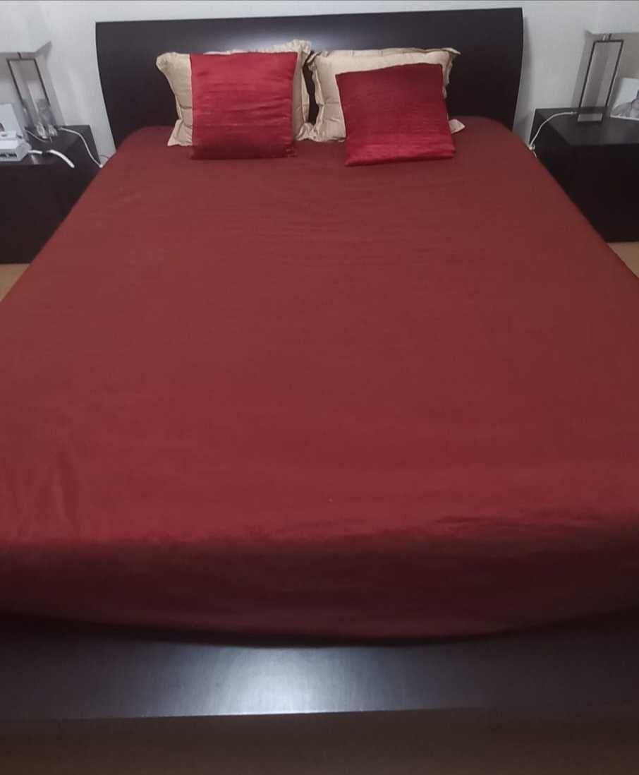 Conjunto de quarto, com cortinados, varão e colcha