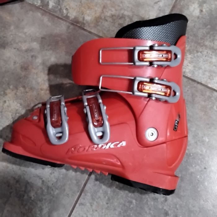 Гірськолижний дитячий комплект : лижі,черевики, шолом.