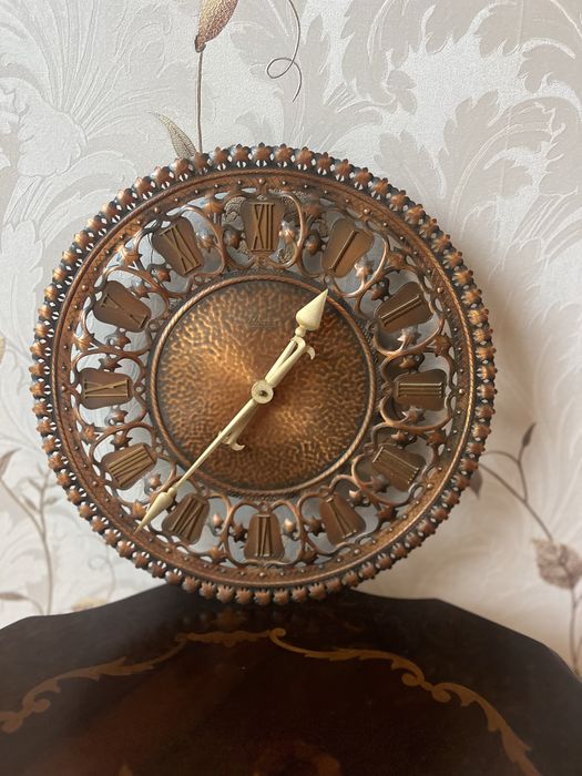 Metalowy zegar ścienny