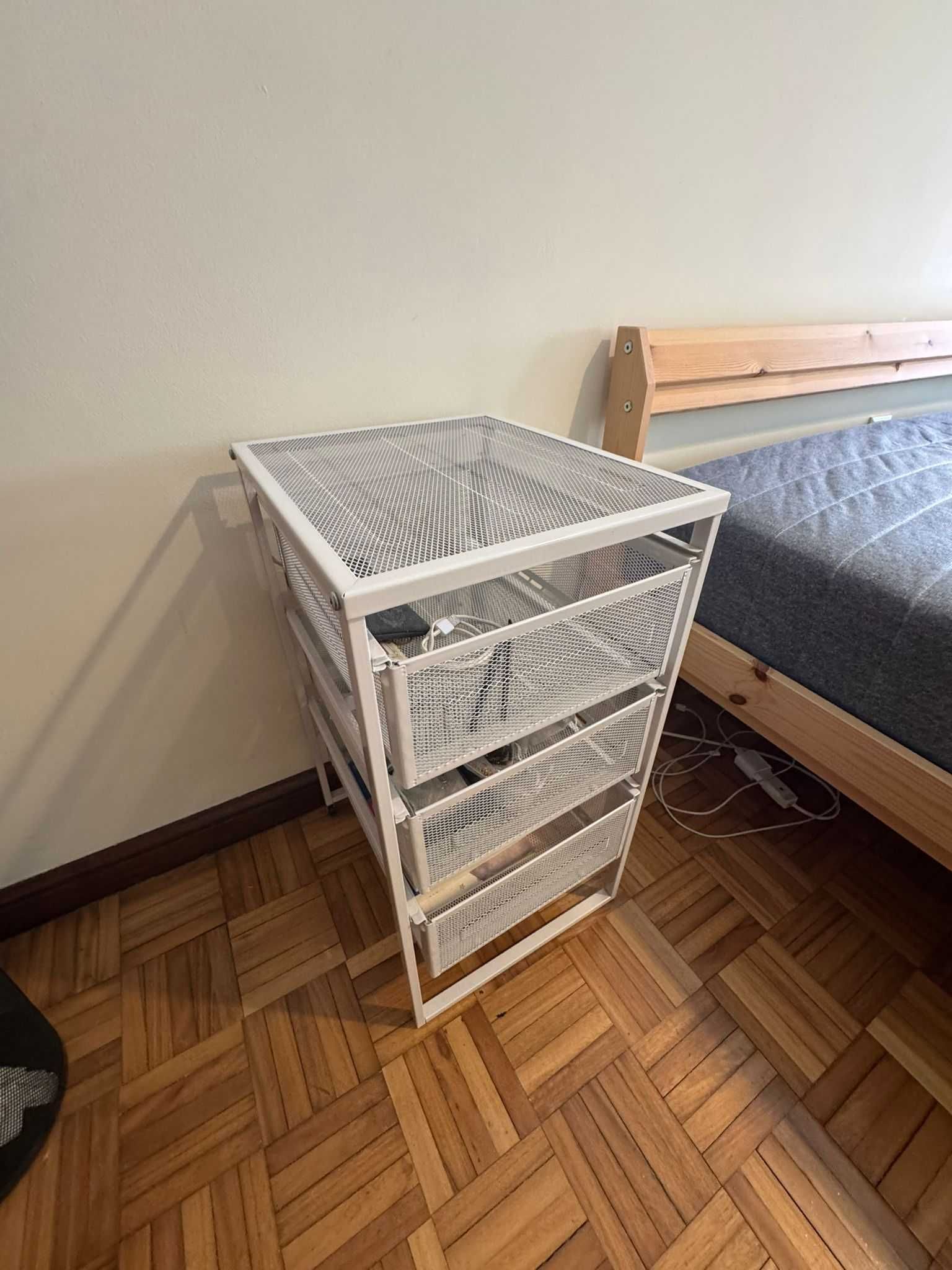 Criado mudo. 15,00 euros.