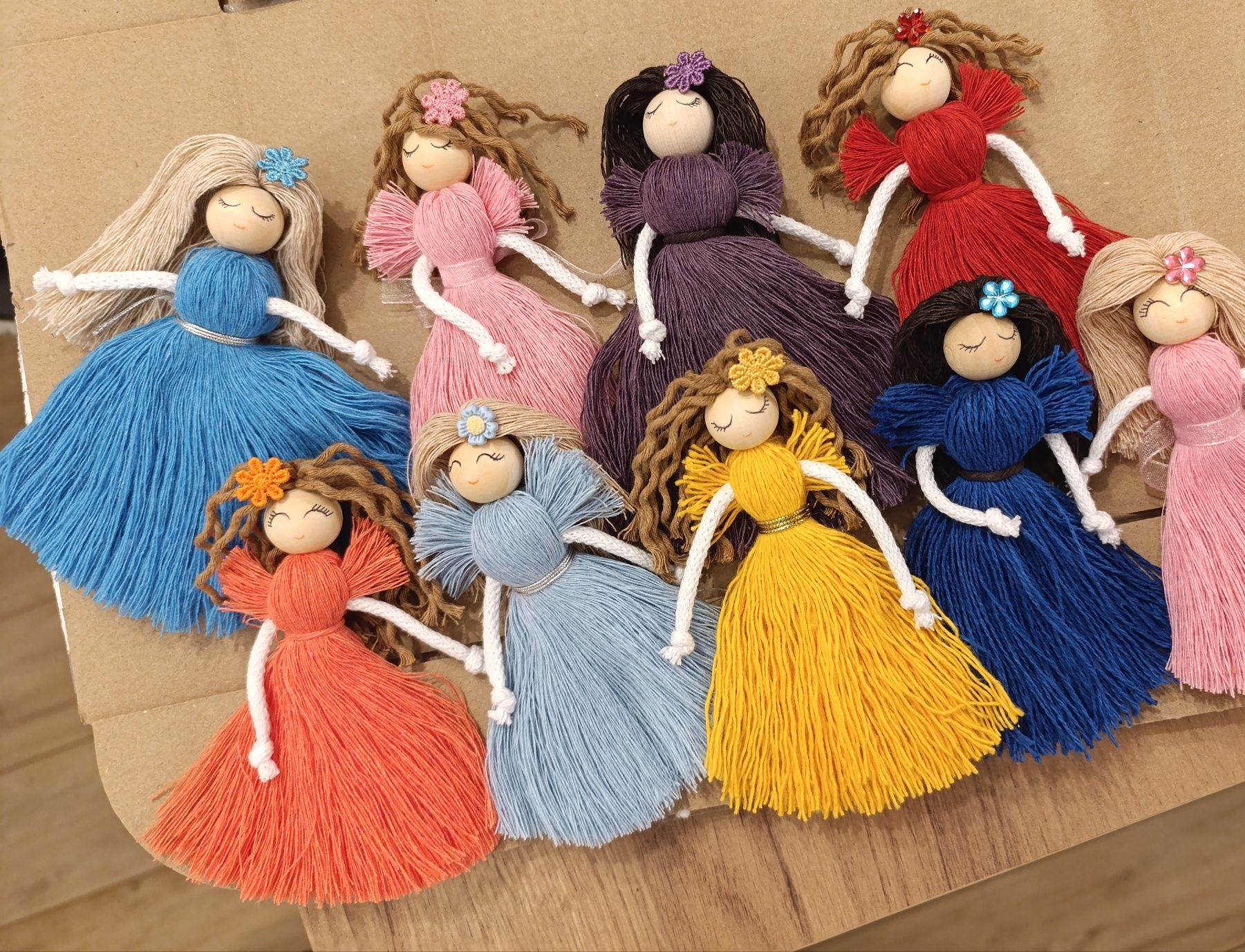 Małe aniołki stróże magnes na dzień mamy kwiaty makrama handmade zawie