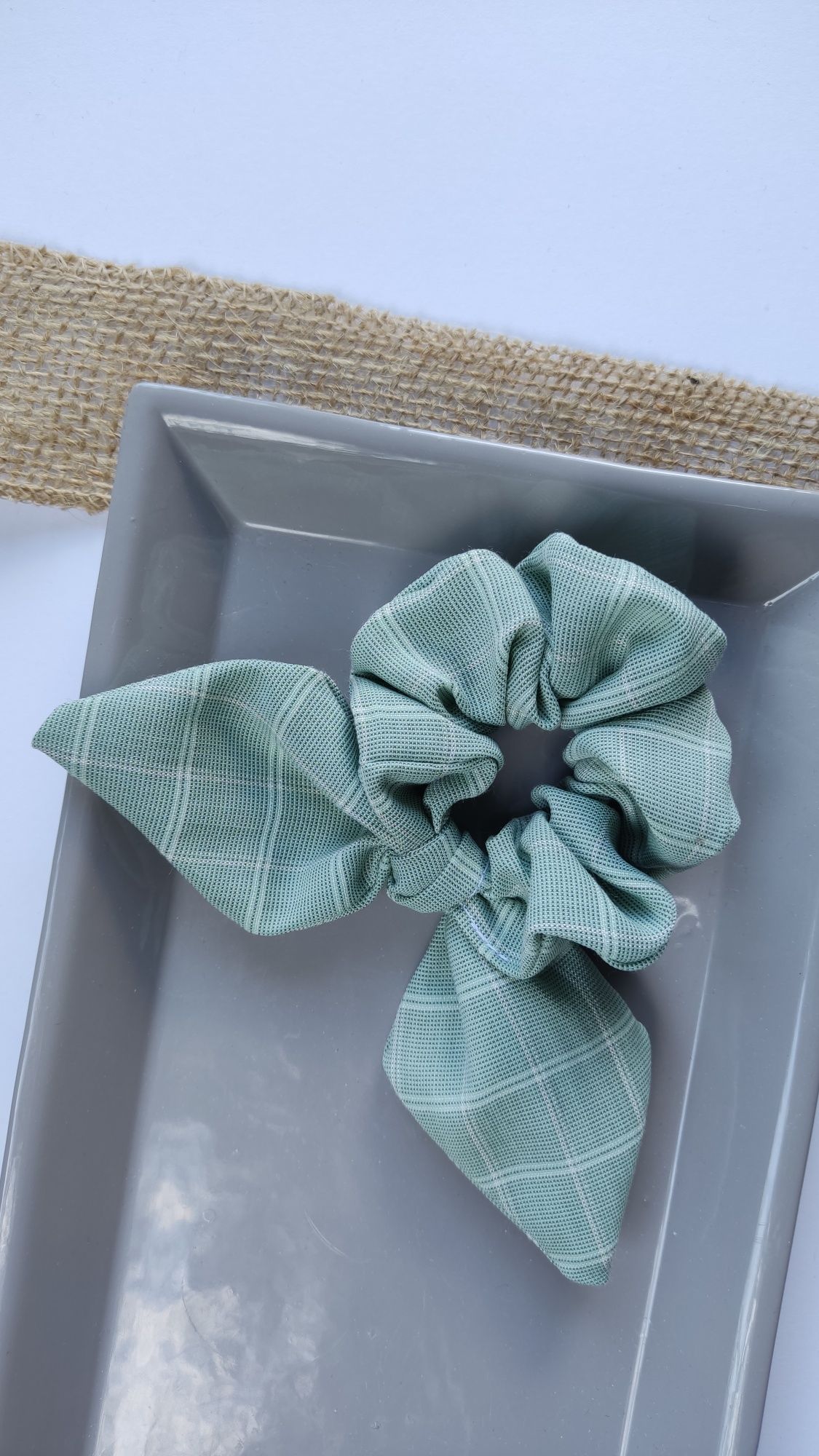 Ekologiczna gumeczka scrunchie z kokardą szyta z materiałów z odzysku