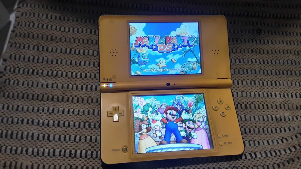 Nintendo dsi xl com jogo e carregador