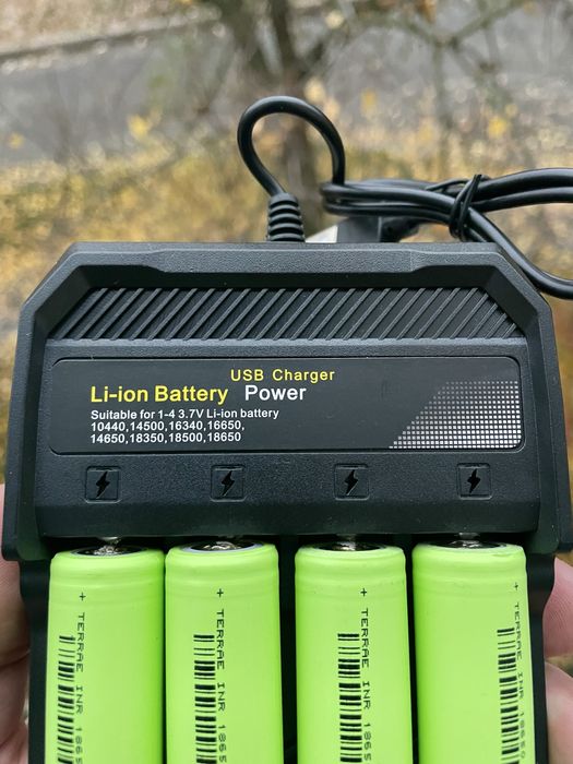 КРАЩА ЦІНА, Зарядний для акумуляторів 18650, 4 слота