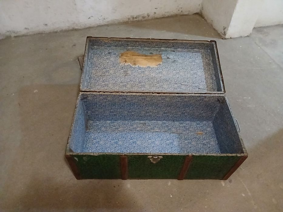 Arca bau antigo em madeira revestida em chapa