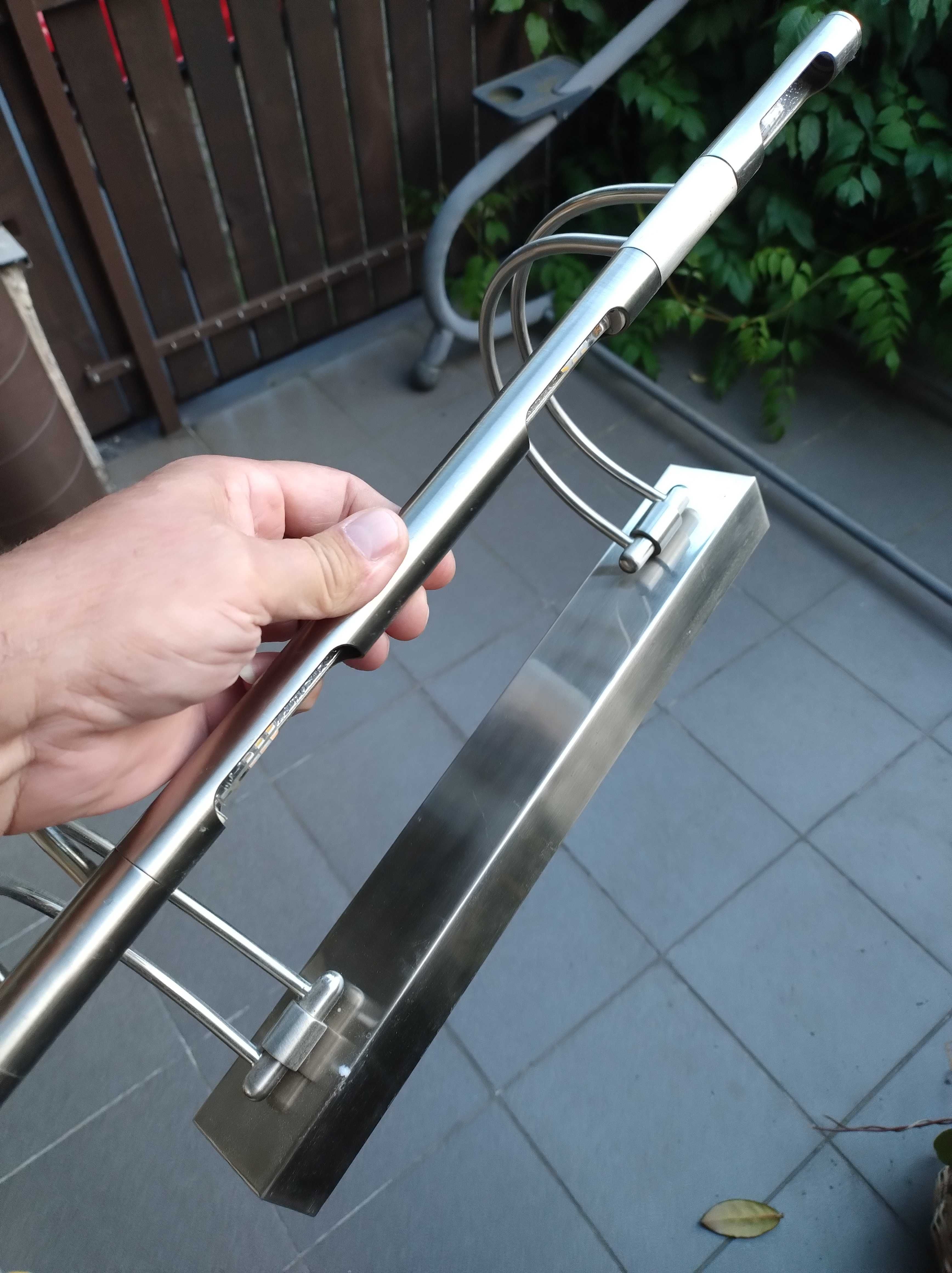 Blat łazienkowy z kamienia z umywalką i lustrem.