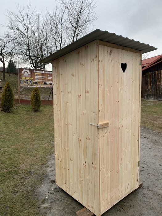 Drewniany wychodek na budowę lub działkę. Toy toy. Kibel. Toaleta.
