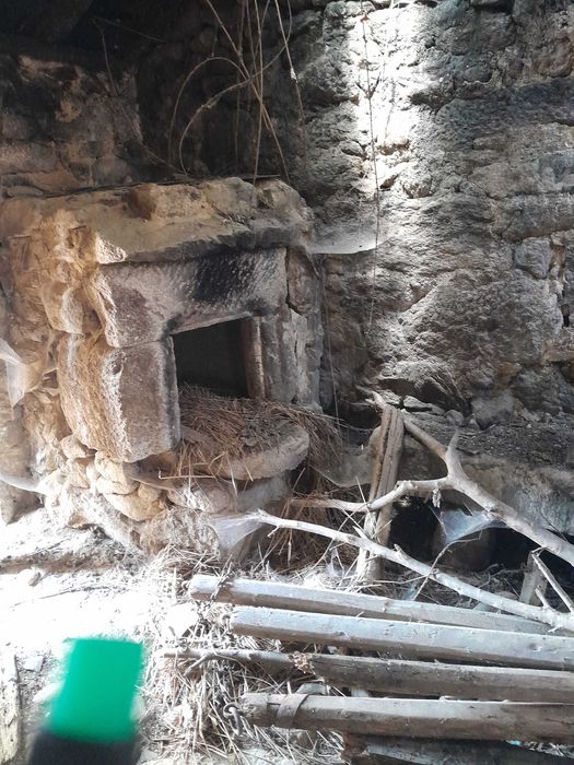 Moradia rústica em ruinas com logradouro e espigueiro