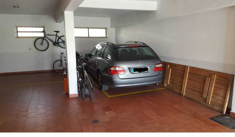 Arrenda-se lugar de estacionamento em Garagem - Santo Amaro de Oeiras