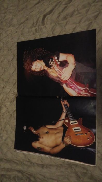 Livro de posteres dos Guns N Roses