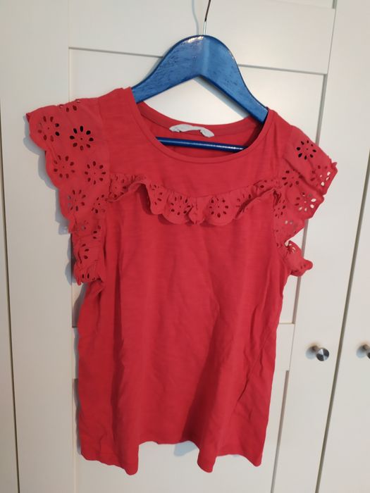 H&M czerwona koszulka z haftem 134/140