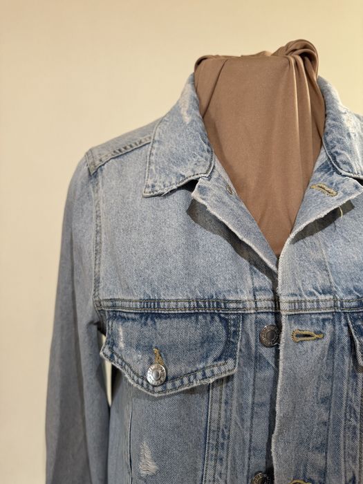 Подовжена дзинсовка із потертостями