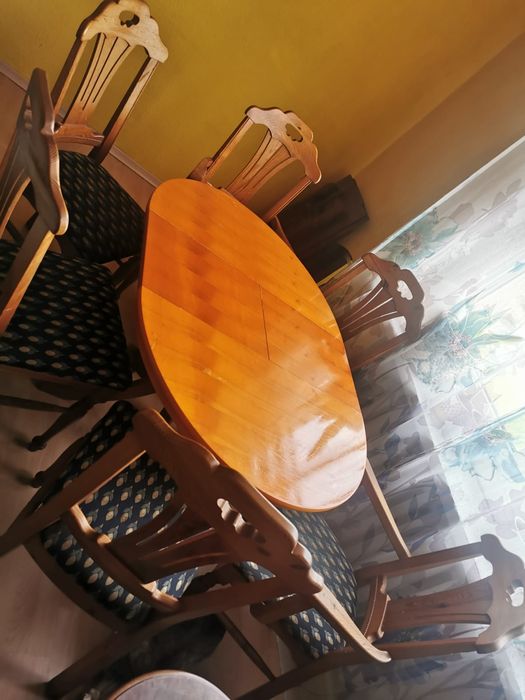 Stół rozkładany z krzesłami, bardzo wygodne krzesła