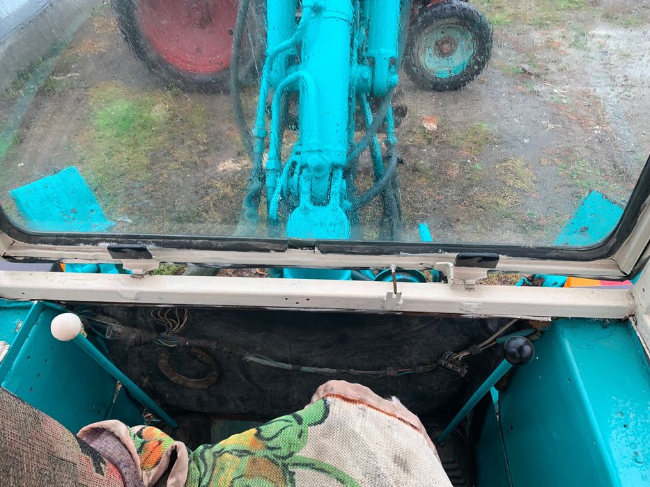 Ескаватор юмз на повному ходу стоїть стартер