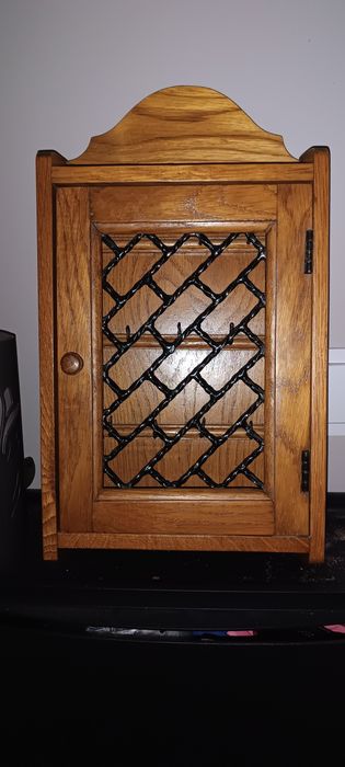 Półka wisząca na klucze