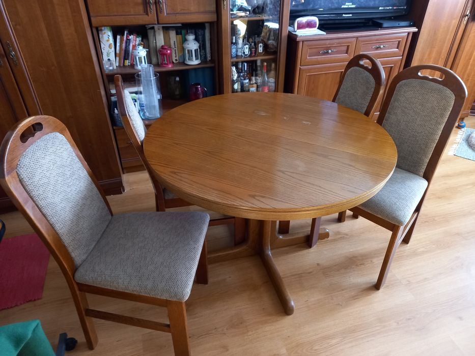 Okrągły rozkładany stół w dobrym stanie