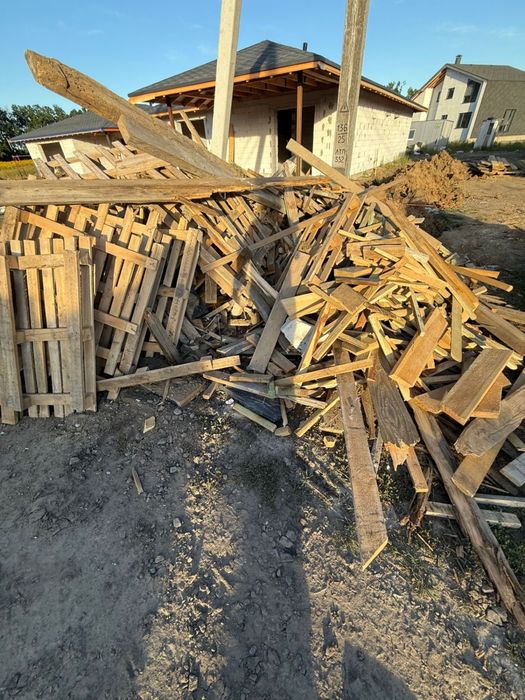 Доски  дерево піддони  віддам безкоштовно