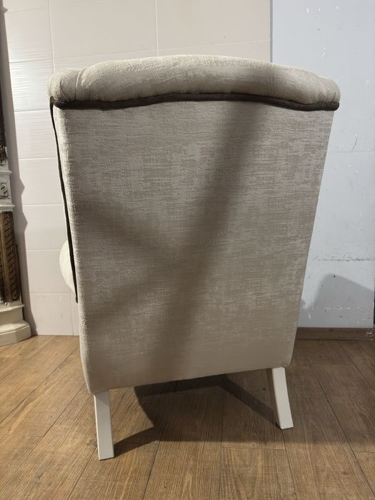 Poltrona/ Cadeirão com repousa-pés e almofada