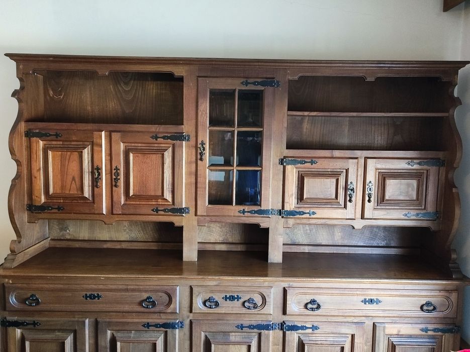 Conjunto mesa oval e armário em carvalho maciço