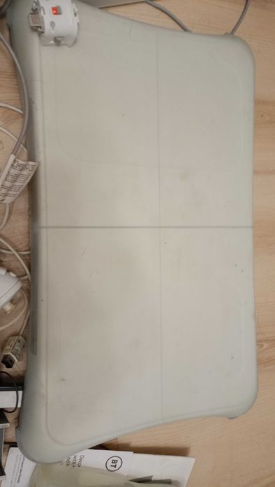 Nintendo
Wii Balance Board — це бездротова дошка,