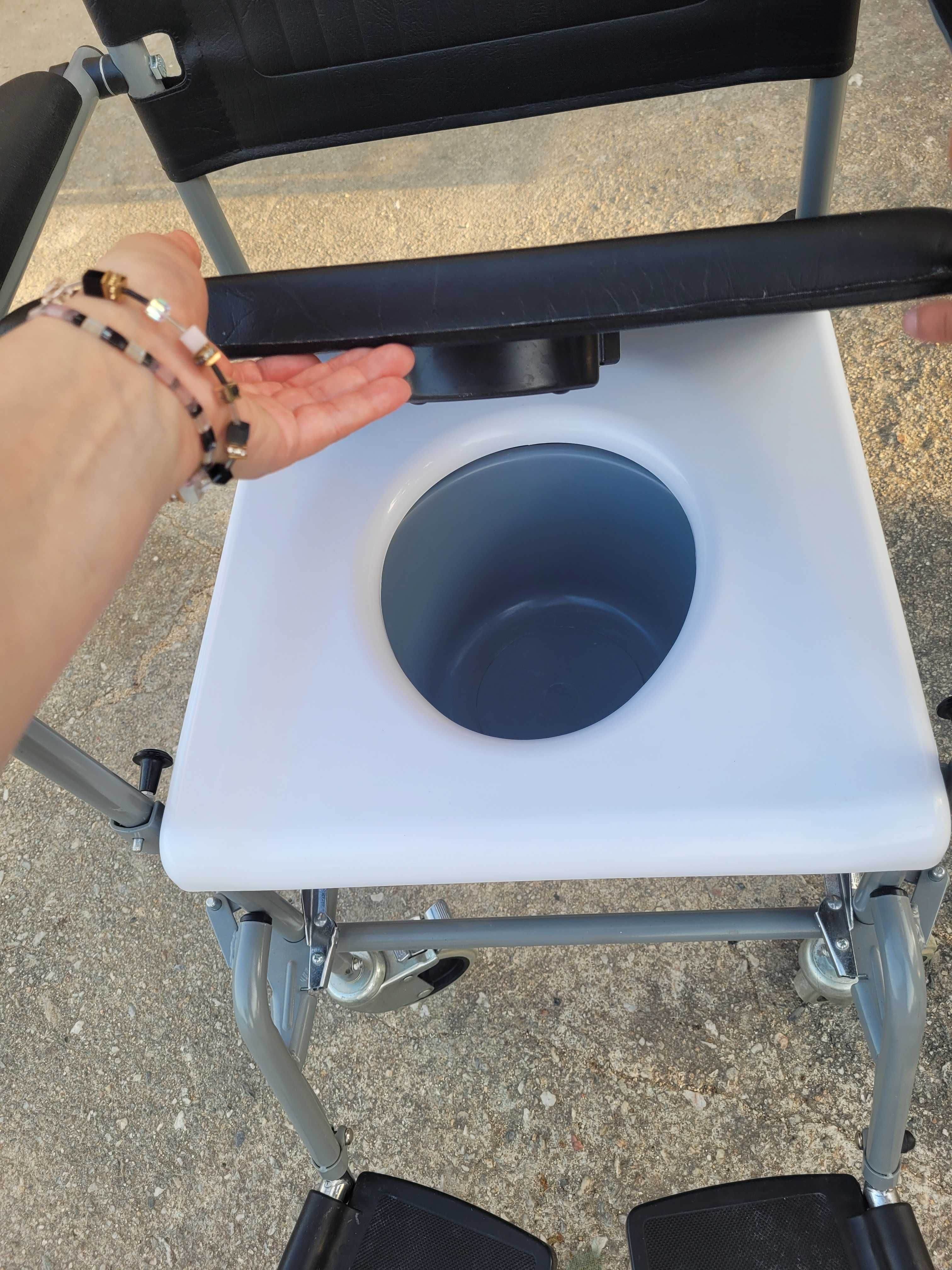 Cadeira sanitária com rodas e 2 travões com balde removivel