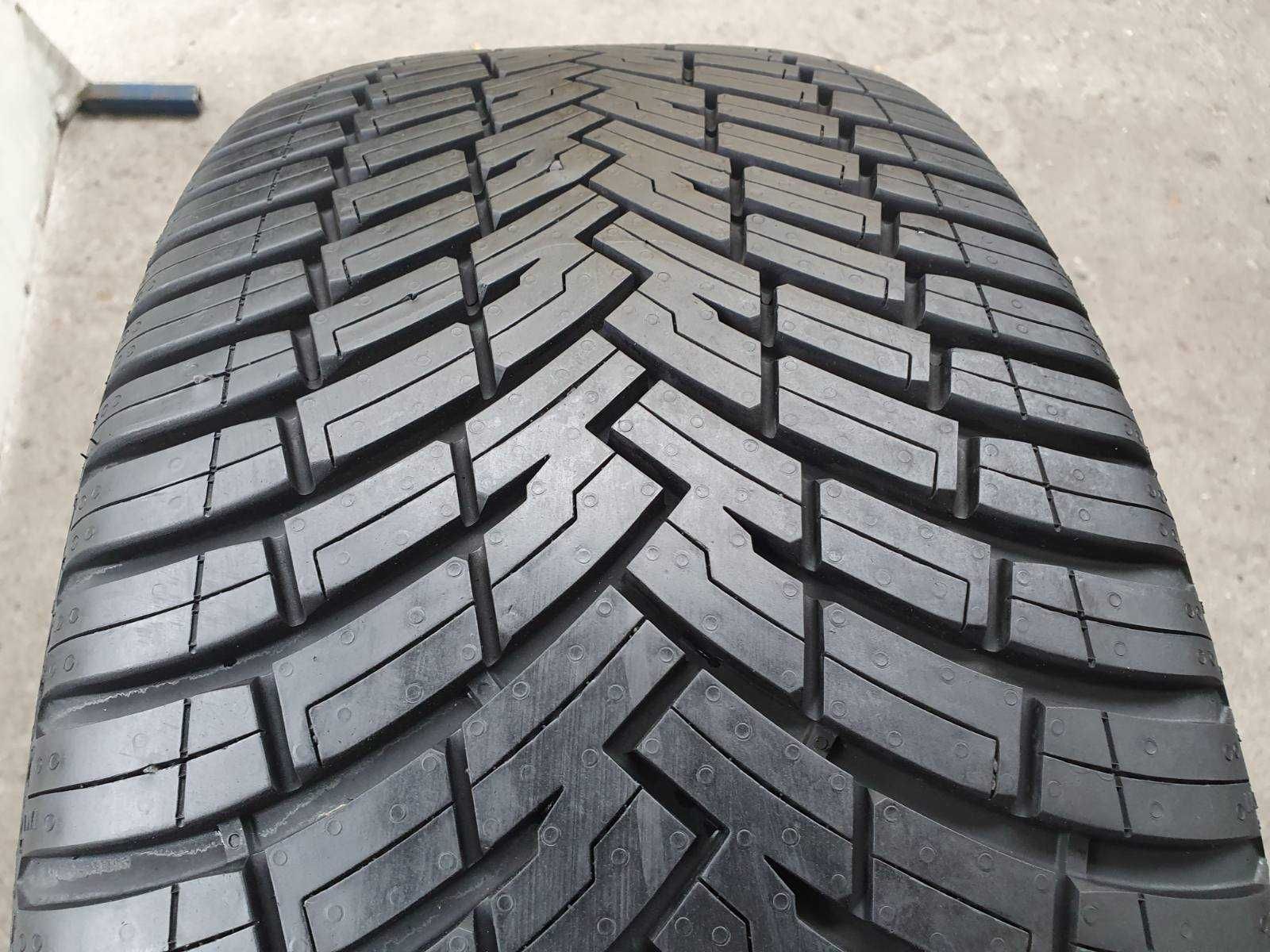 2x  Pirelli All season SF2 245/45r19  7,7mm 2023r