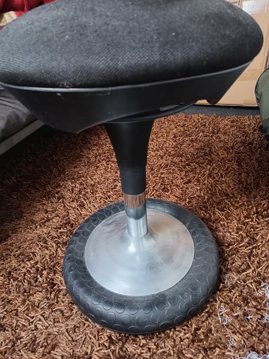 Taboret obrotowy z regulacją wysokości