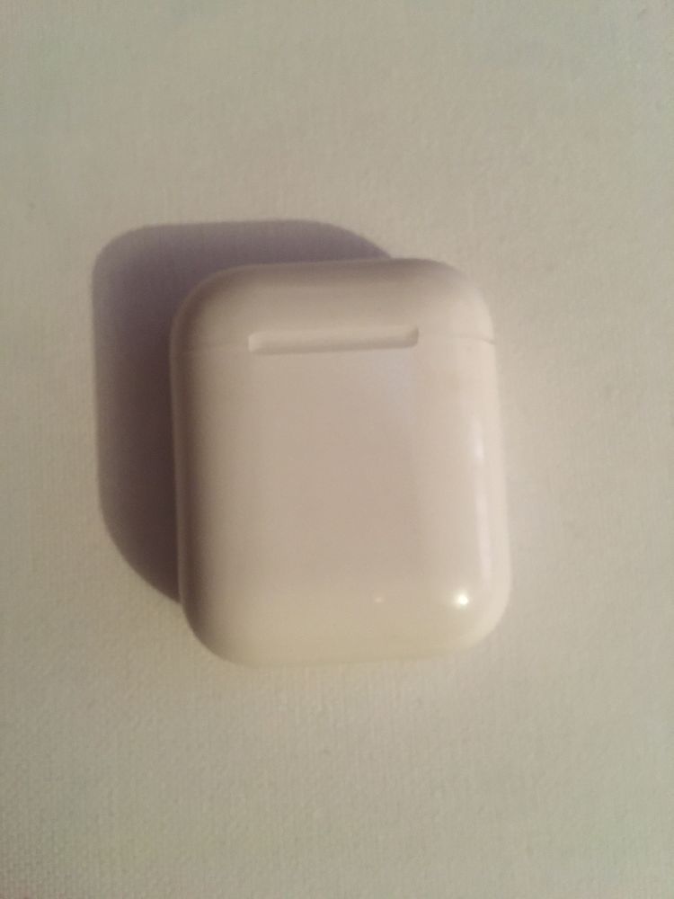 Зарядный кейс Apple AirPods