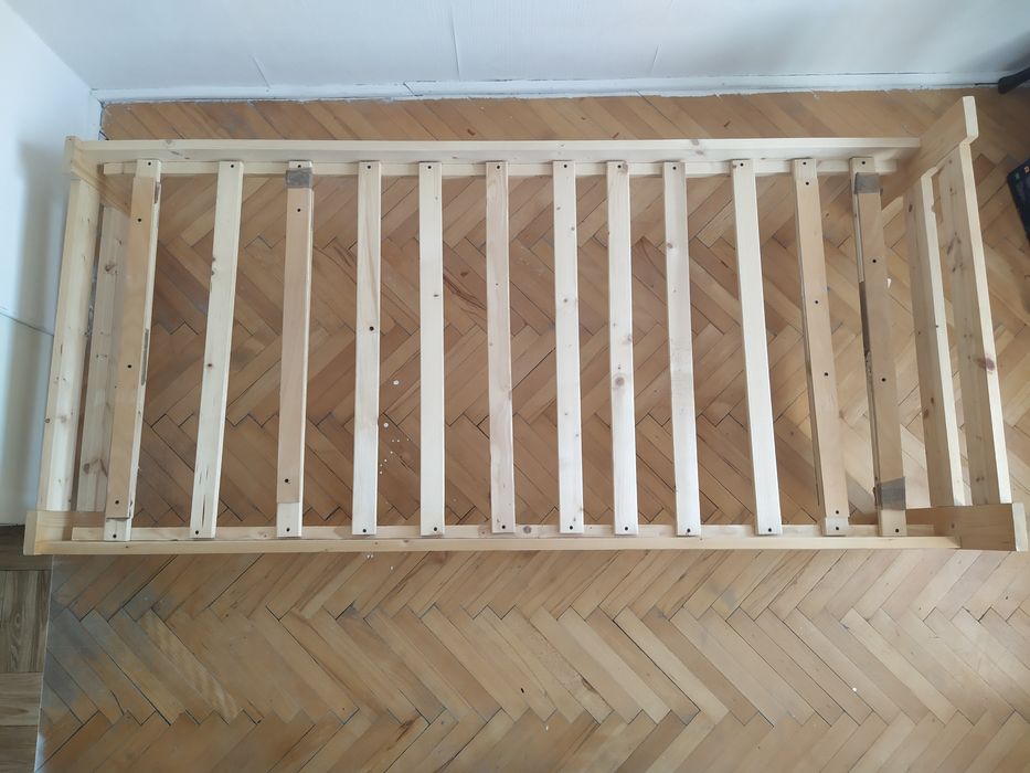 Łóżko stelaż z materacem