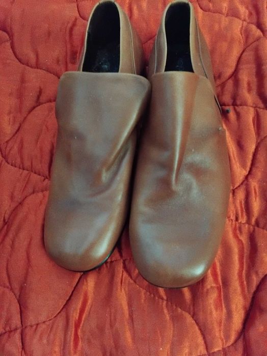 Sapatos vintage cabedal castanhos,sola fina borracha ótimo estado 45