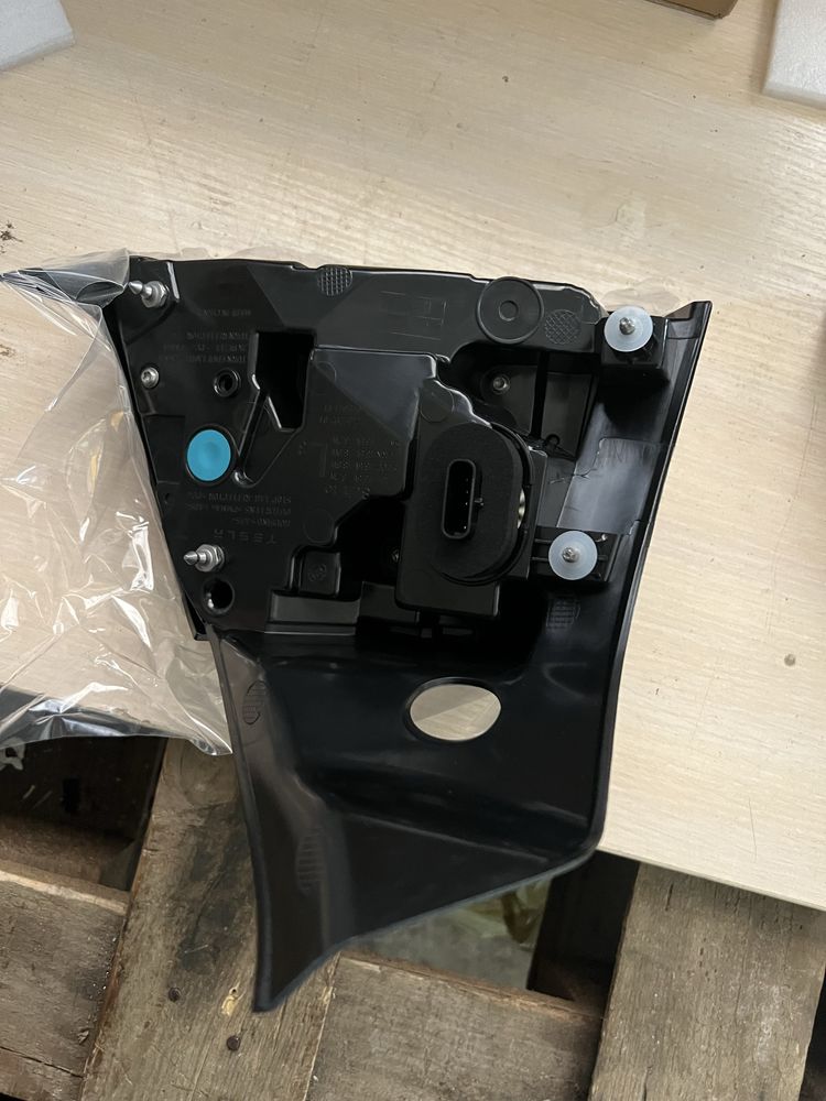 Ліхтарі задні на tesla model 3/Y ( EUR/USA) 3-4 pin