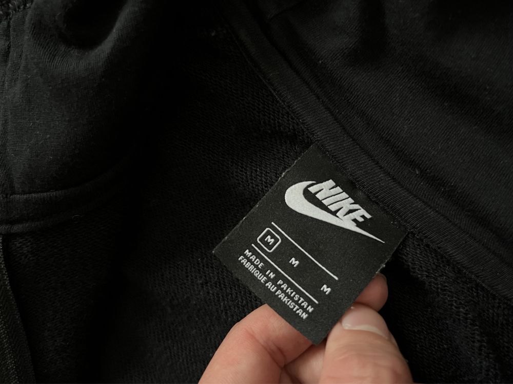 Базове чорне зіп худі Nike