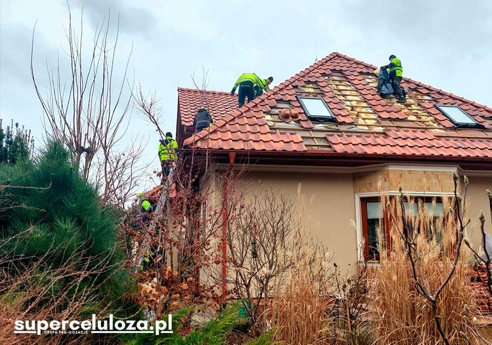 Ocieplenie poddasza | Wdmuchiwanie celulozy | Piana PUR | Kuny naprawa