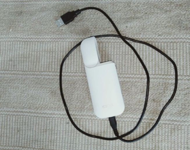 USB białe urządzenie na kabel USB.