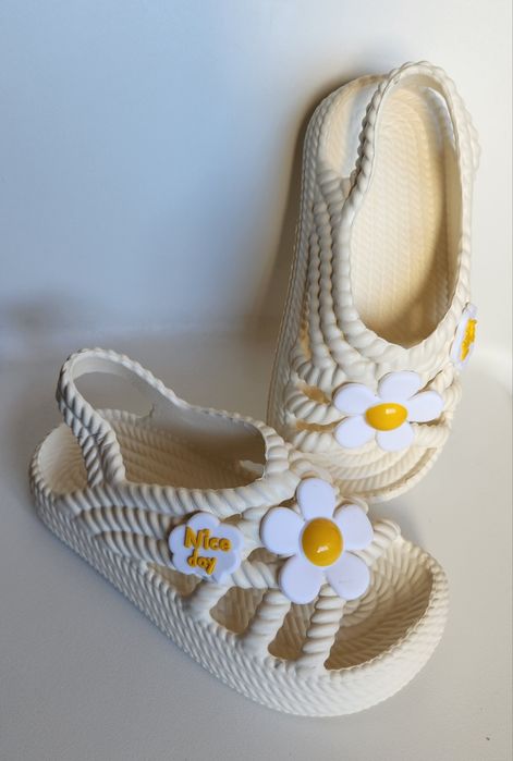 Sandalias menina nr 26 NOVAS